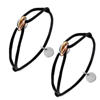 Für Partner: Zwei 3-Ringe Armbänder mit dezentem Gravurplättchen