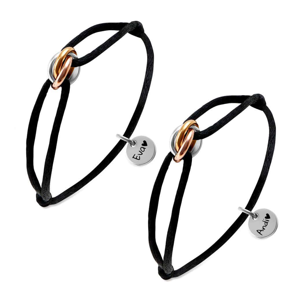Für Partner: Zwei 3-Ringe Armbänder mit dezentem Gravurplättchen