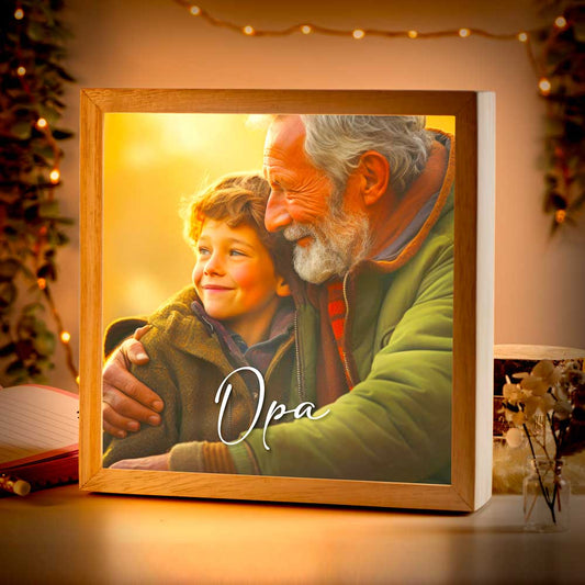 Beleuchteter Bilderrahmen inkl. deinem Foto | Batterie betrieben (ohne Kabel) | für die Wand oder zum Aufstellen | angenehmes Licht | Handmade in Bayern aus Holz | 20x20 cm