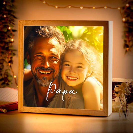 Beleuchteter Bilderrahmen inkl. deinem Foto | Batterie betrieben (ohne Kabel) | für die Wand oder zum Aufstellen | angenehmes Licht | Handmade in Bayern aus Holz | 20x20 cm