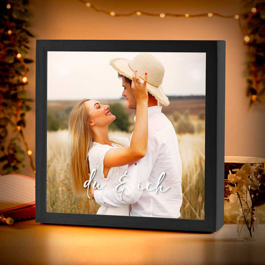 Beleuchteter Bilderrahmen inkl. deinem Foto | Batterie betrieben (ohne Kabel) | für die Wand oder zum Aufstellen | angenehmes Licht | Handmade in Bayern aus Holz | 20x20 cm