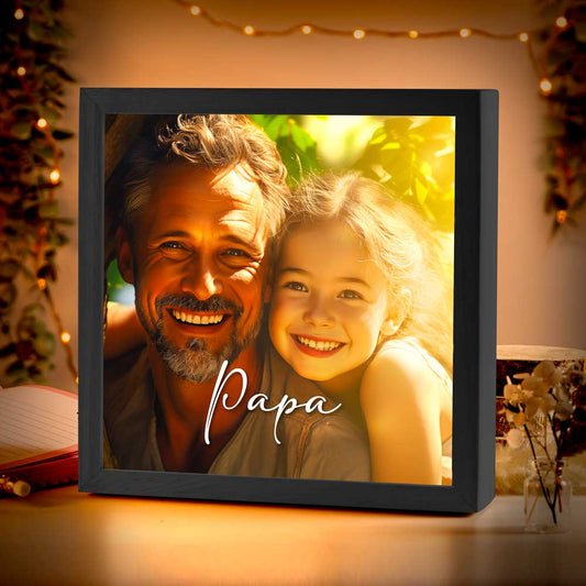 Beleuchteter Bilderrahmen inkl. deinem Foto | Batterie betrieben (ohne Kabel) | für die Wand oder zum Aufstellen | angenehmes Licht | Handmade in Bayern aus Holz | 20x20 cm