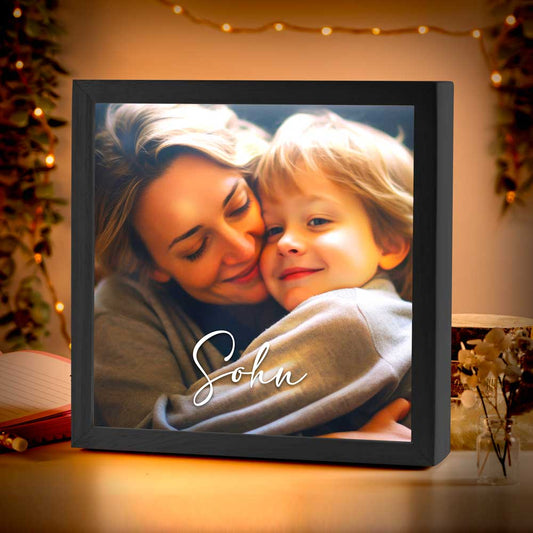 Beleuchteter Bilderrahmen inkl. deinem Foto | Batterie betrieben (ohne Kabel) | für die Wand oder zum Aufstellen | angenehmes Licht | Handmade in Bayern aus Holz | 20x20 cm