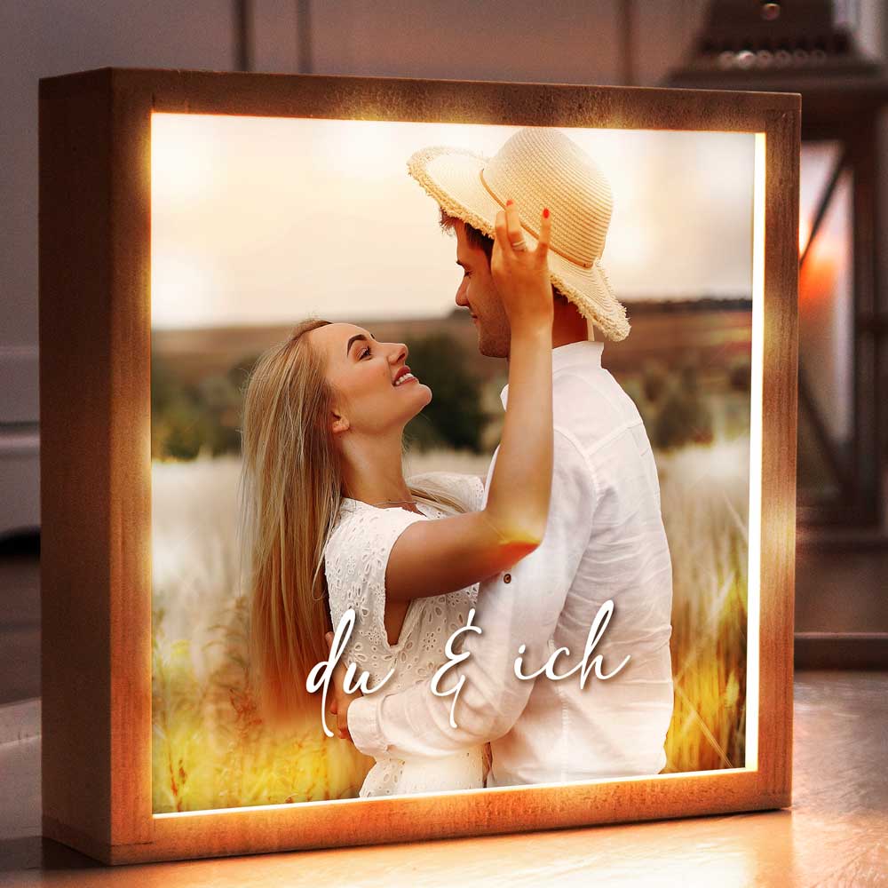 Beleuchteter Bilderrahmen inkl. deinem Foto | Batterie betrieben (ohne Kabel) | für die Wand oder zum Aufstellen | angenehmes Licht | Handmade in Bayern aus Holz | 20x20 cm